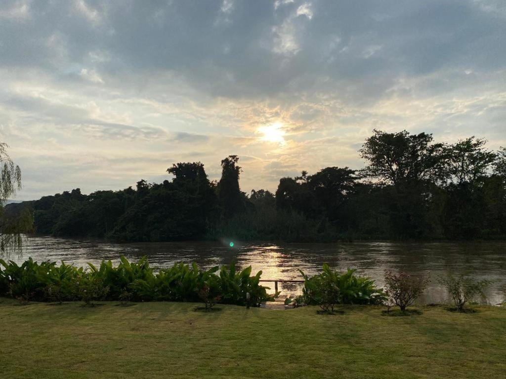 Ruen Maihom Riverside Cottage Kanchanaburi Luaran gambar