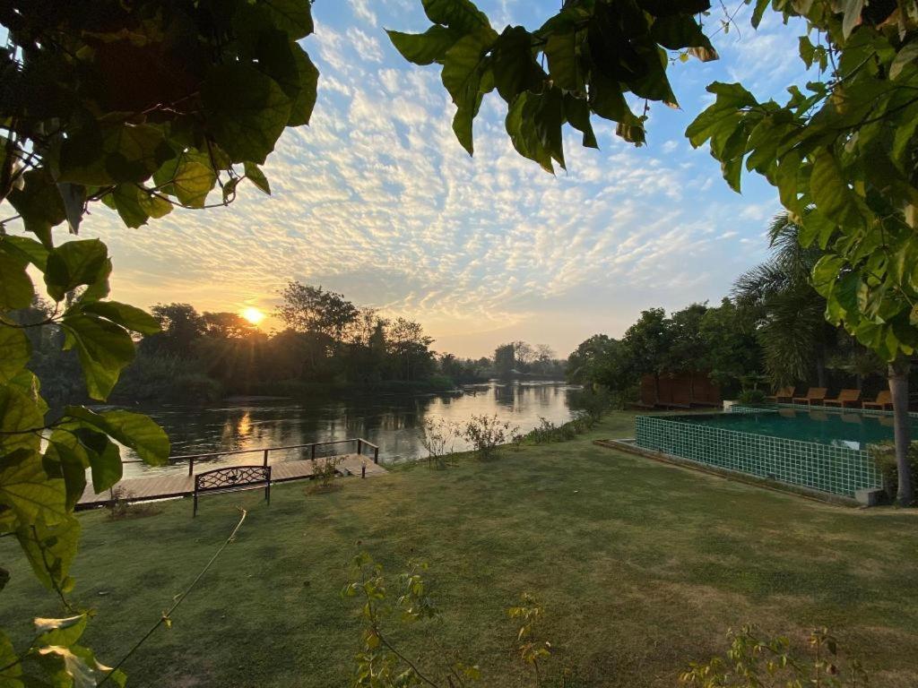 Ruen Maihom Riverside Cottage Kanchanaburi Luaran gambar