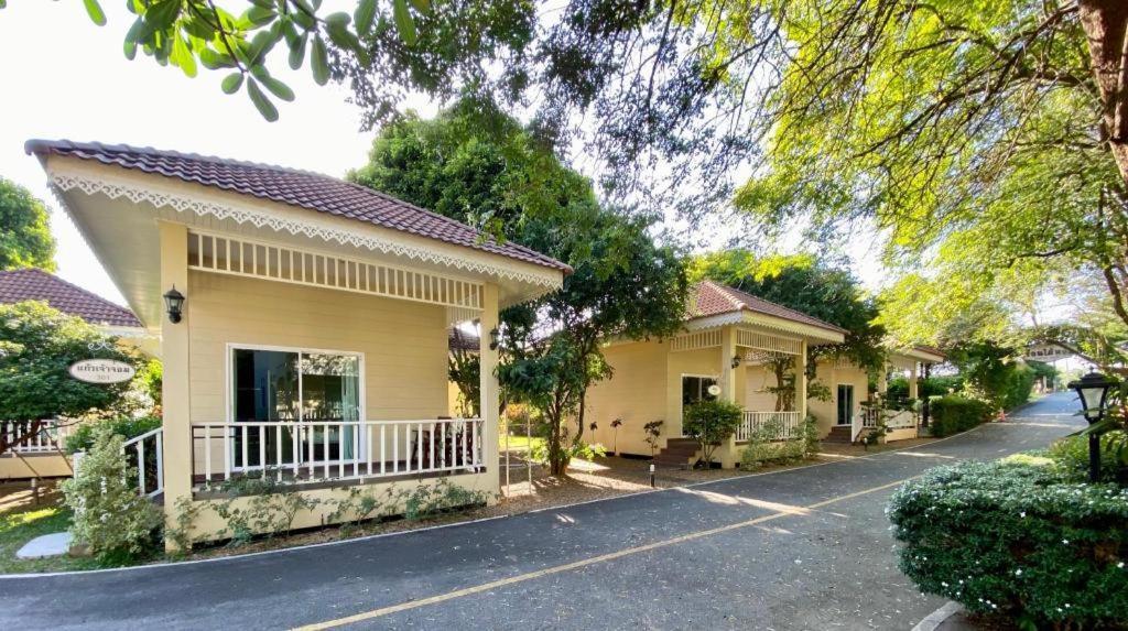 Ruen Maihom Riverside Cottage Kanchanaburi Luaran gambar
