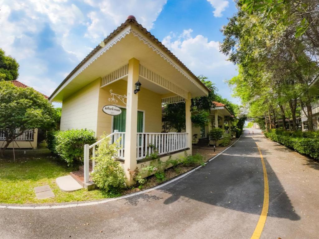 Ruen Maihom Riverside Cottage Kanchanaburi Luaran gambar